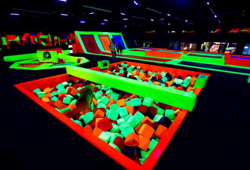 Por que fazer sua festa em um parque de trampolim?