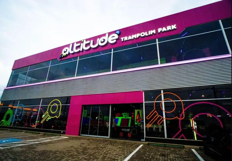 Parque de camas elásticas: conheça o Altitude Park