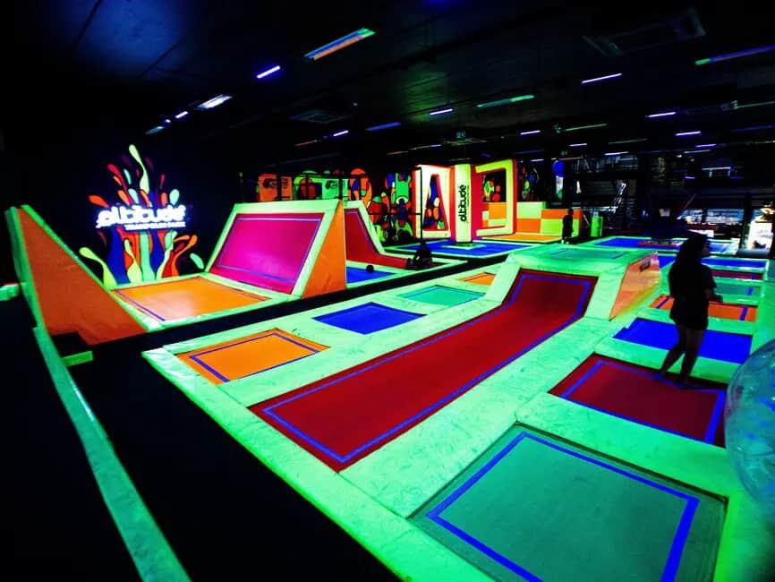 Motivos para conhecer o jump park que une energia e desafio em São Paulo