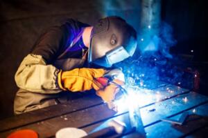 Corte a laser CNC: vantagens para projetos industriais precisos