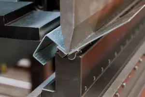 O que são cortes e dobras de chapa CNC e como funcionam?