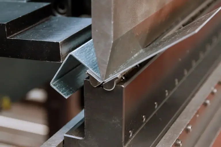 O que são cortes e dobras de chapa CNC e como funcionam?