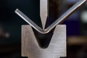Dobras de chapa em CNC: como funciona esse procedimento?