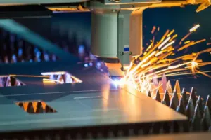 Corte a laser em metais: o que considerar antes de contratar