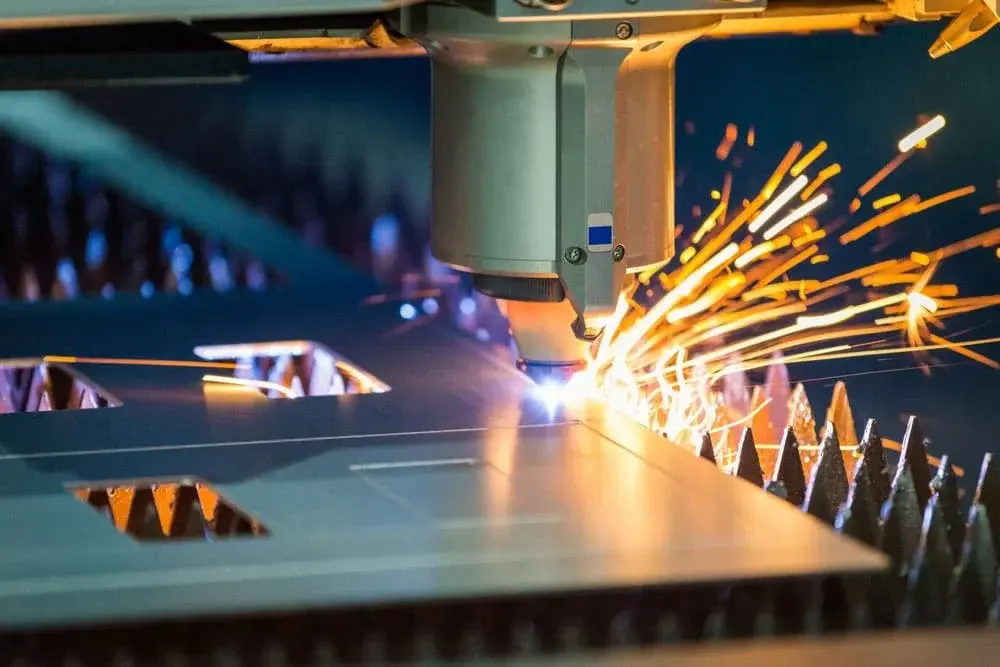 Corte a laser em metais: o que considerar antes de contratar
