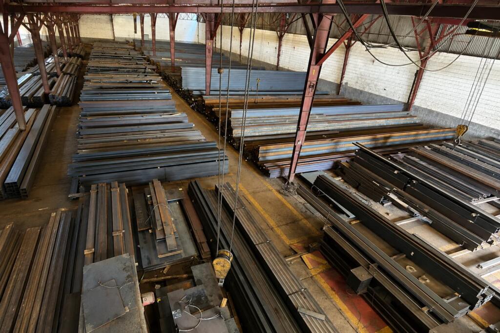 Distribuidor de vigas laminadas com certificado de usina 