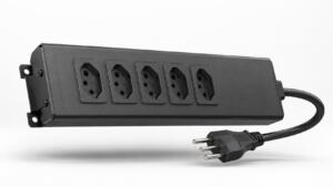 O multiplicador de tomadas ideal para proteger eletrônicos sensíveis 