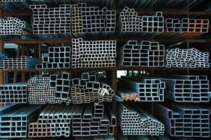 Venda de metais: como escolher distribuidor com estoque a pronta-entrega 